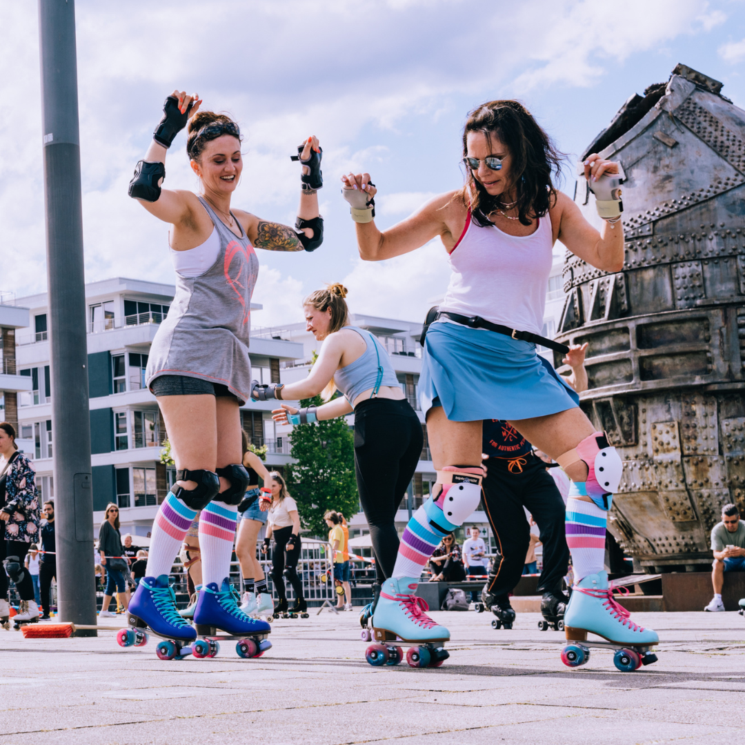 Das Bild zeigt Frauen beim Rollschuh fahren