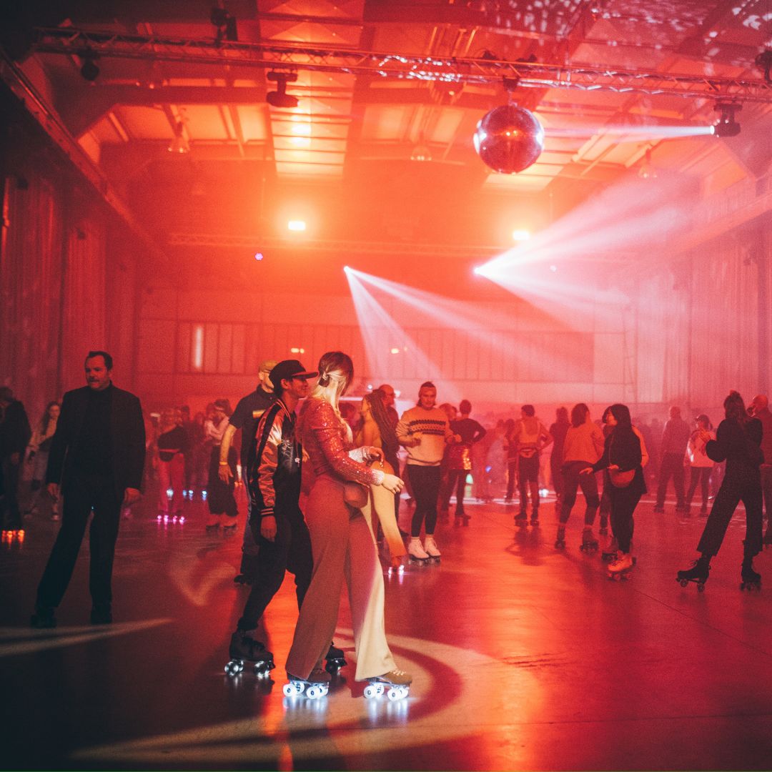 Das Bild zeigt eine Rollerdisco