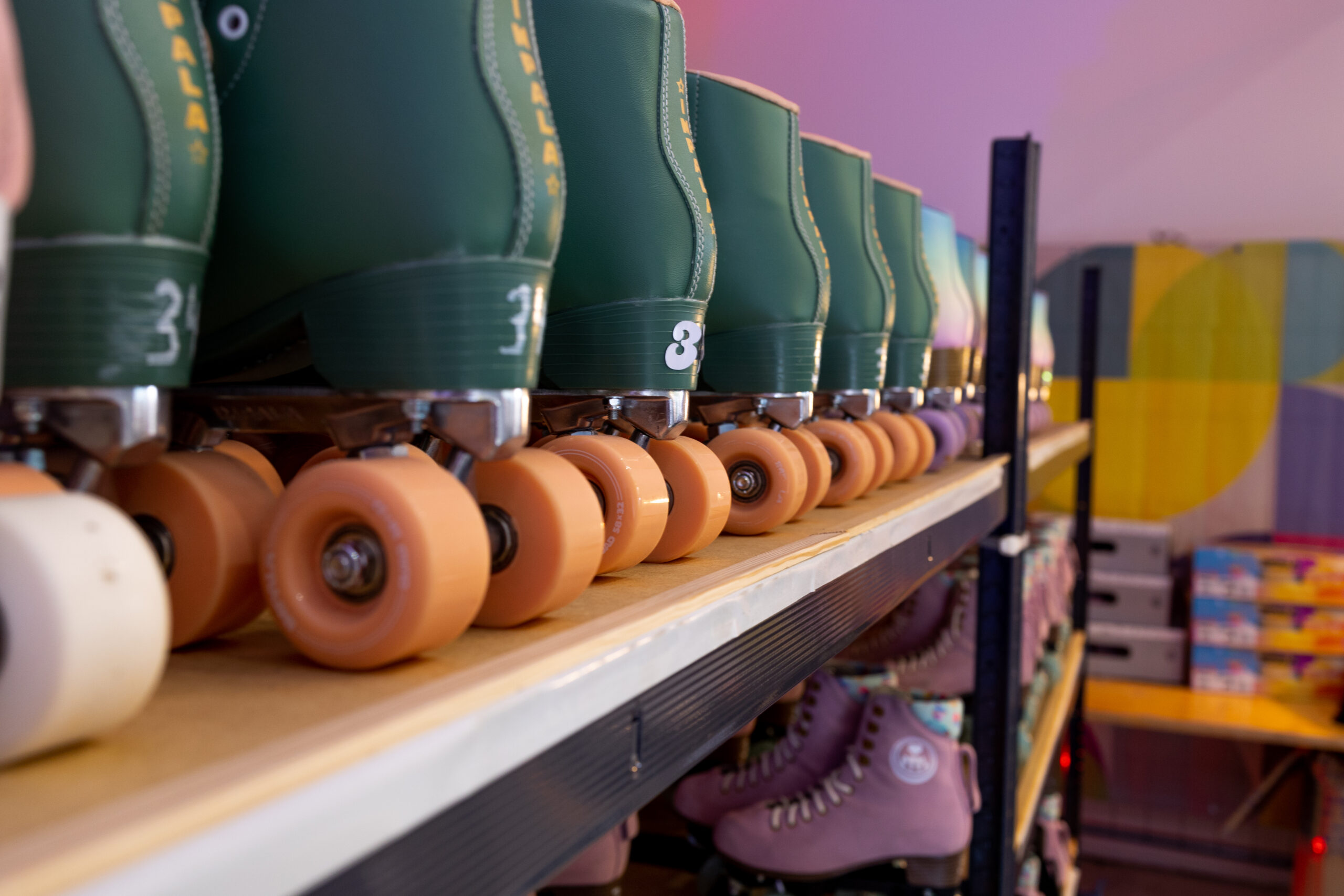 Das Bild zeigt eins unserer Rollschuhregale